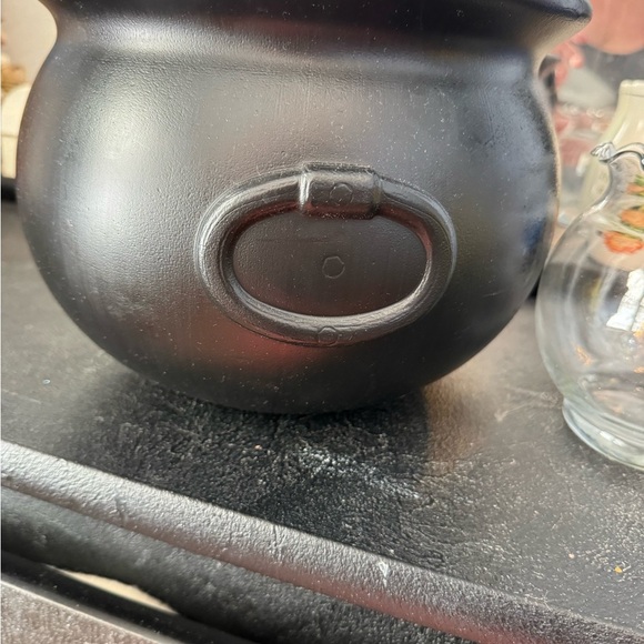 Set of 2 bowls, one black deep plastic one glass round with accented edges. - Picture 6 of 8